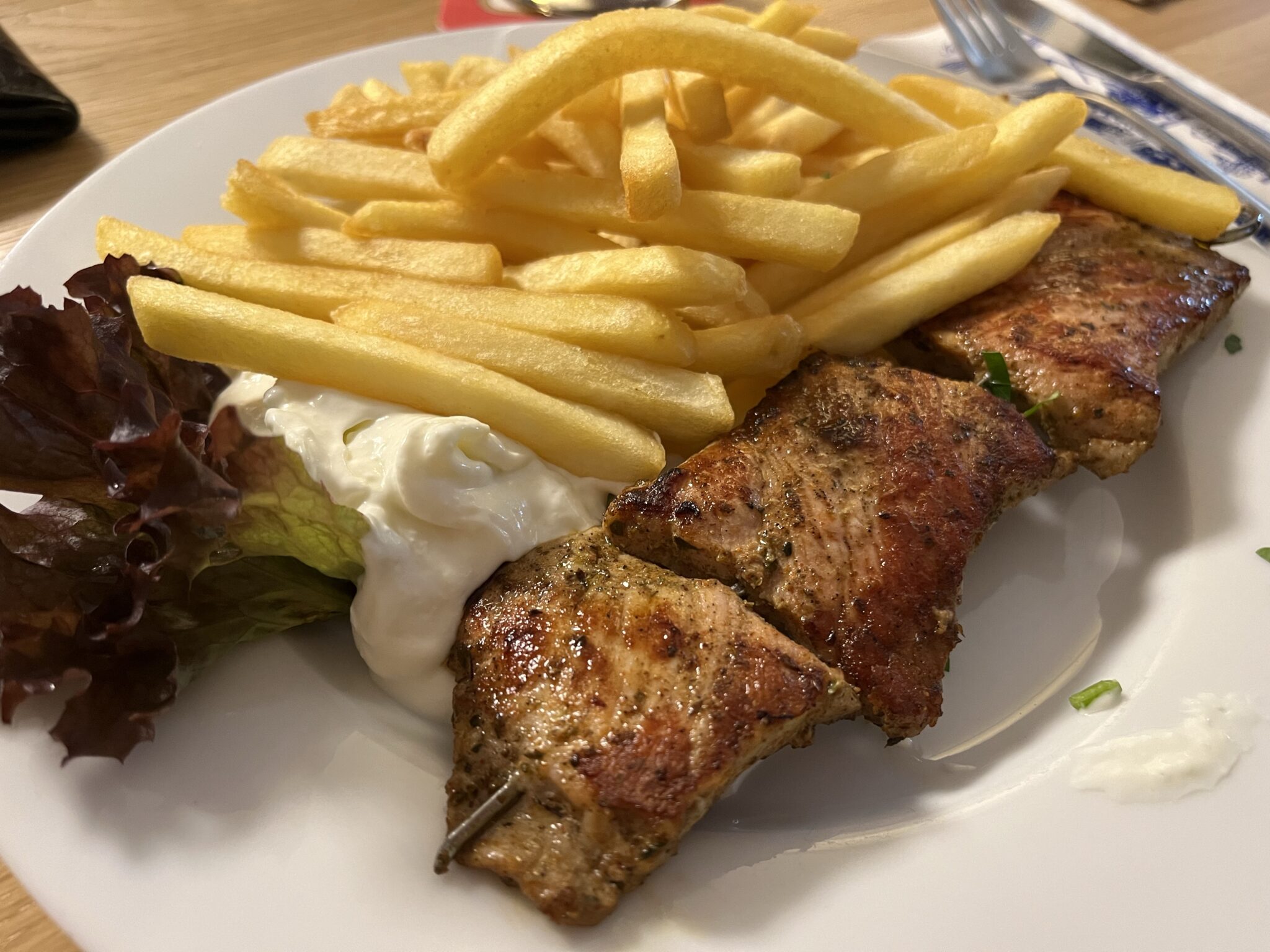 Griechische Fleischspieße mit Pommes und Tzatziki – Essenslogbuch