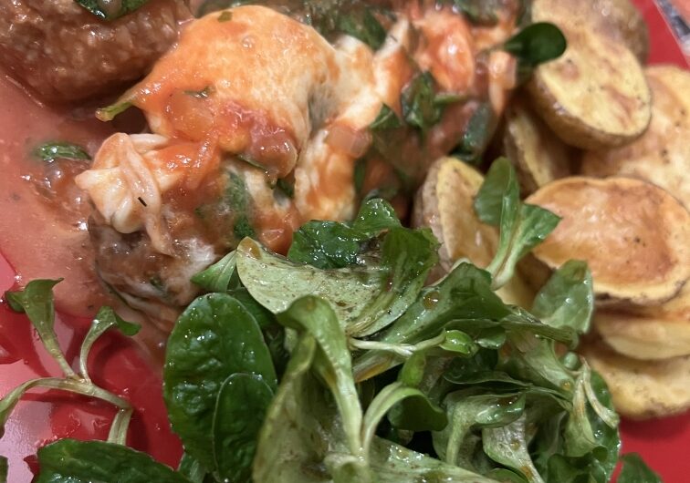 Polpette mit Kartoffeln und Salat